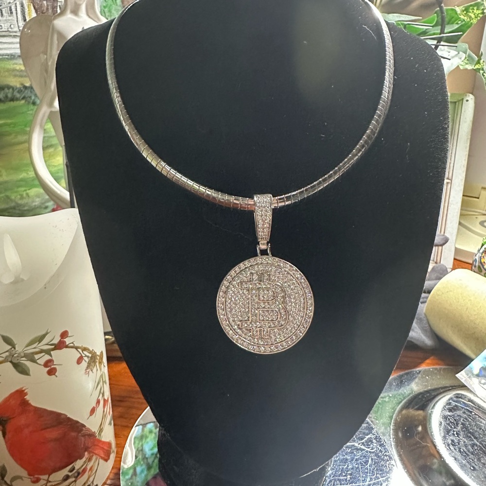 925 Sterling Silver Swarovski Bitcoin Pendant
Comes with silver tone necklace